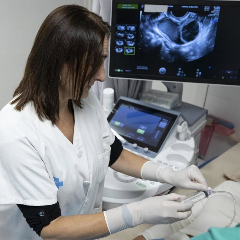 Un ensayo valida una alternativa «menos invasiva» a la cirugía para tratar los endometriomas