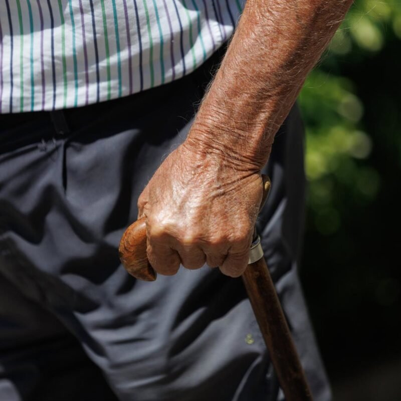 Seis de cada 10 mayores de 65 años con limitaciones severas no recibe atención del sistema de dependencia, según estudio